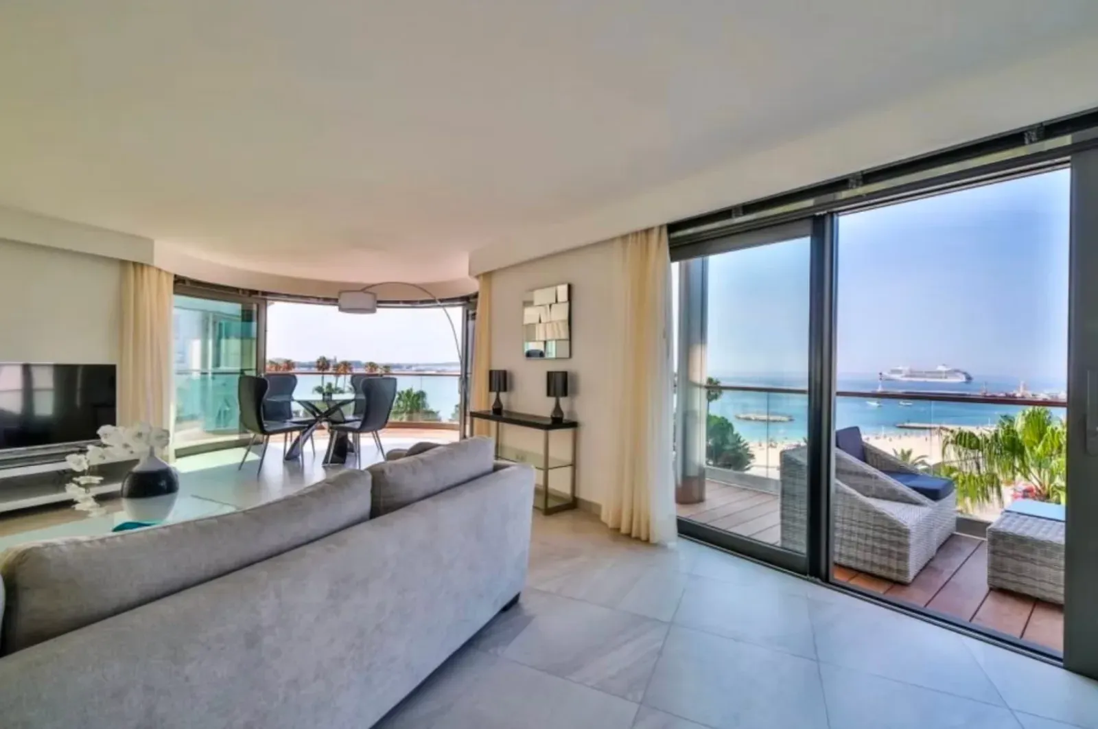 Croisette 2-Bedroom Apartment with Balcony – 135 m² on Floor 7