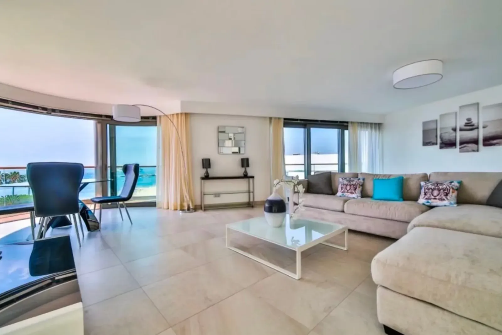 Croisette 2-Bedroom Apartment with Balcony – 135 m² on Floor 7