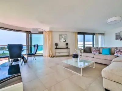 Appartement 2 Chambres Croisette avec Balcon – 135 m² au 7e Étage