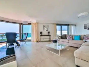 Croisette 2-Bedroom Apartment with Balcony – 135 m² on Floor 7
