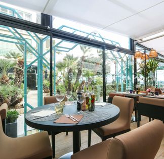 Restaurant les Jardins du Capitole with south-facing terrace