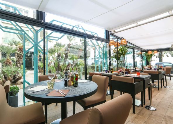 Restaurant les Jardins du Capitole with south-facing terrace