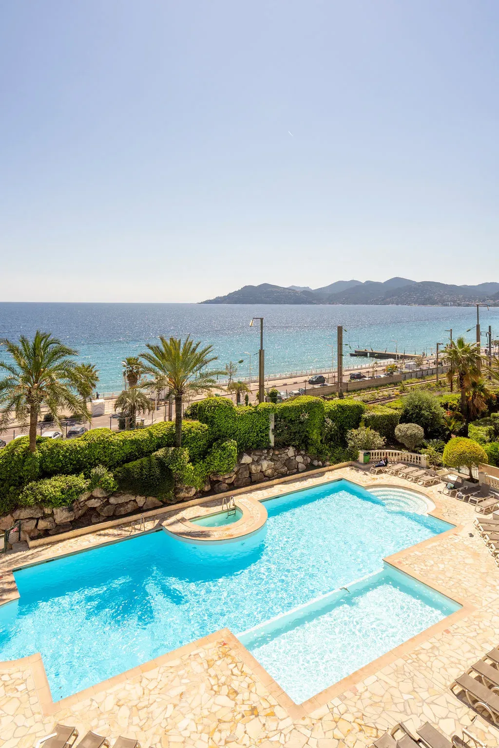 Apartment with Garden & Pool Near Cannes Beach