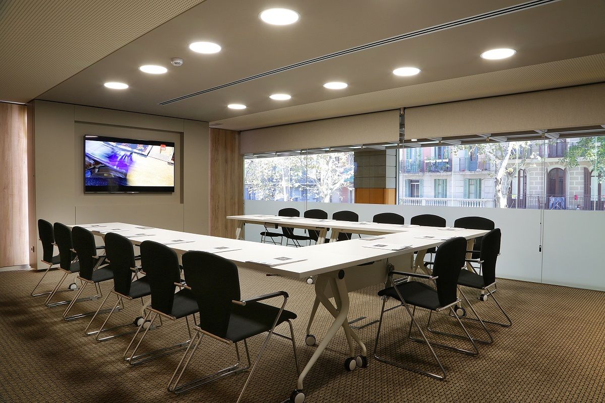 Modern Meeting Room Barcelona | Natural Light & Corporate Space