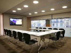 Salle de réunion moderne Barcelone | Lumière naturelle & espace pro
