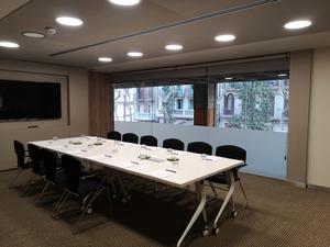 Salle de réunion moderne Barcelone | Lumière naturelle & espace pro