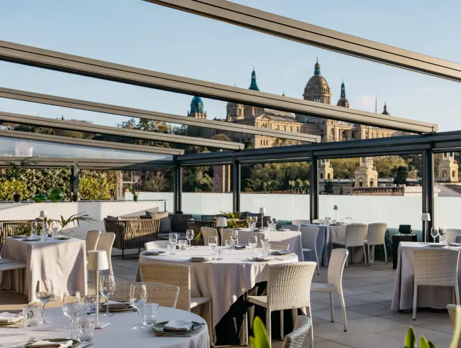 Restaurant éphémère sur terrasse avec vue panoramique à Barcelone