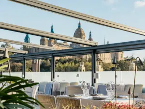 Restaurant éphémère sur terrasse avec vue panoramique à Barcelone