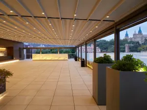 Restaurant éphémère sur terrasse avec vue panoramique à Barcelone
