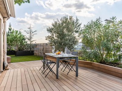 Panoramic Paris Apartment with Eiffel Tower View