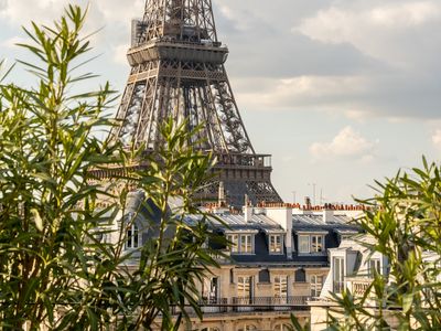 Panoramic Paris Apartment with Eiffel Tower View