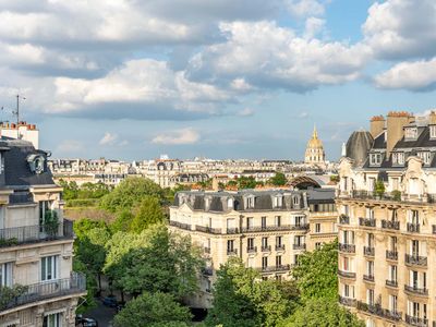 Panoramic Paris Apartment with Eiffel Tower View