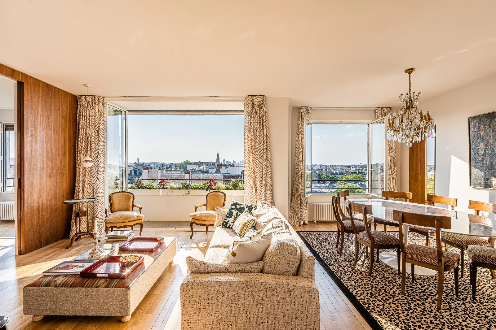 Appartement Parisien Panoramique avec Toit-Terrasse à Saint-Germain-des-Prés