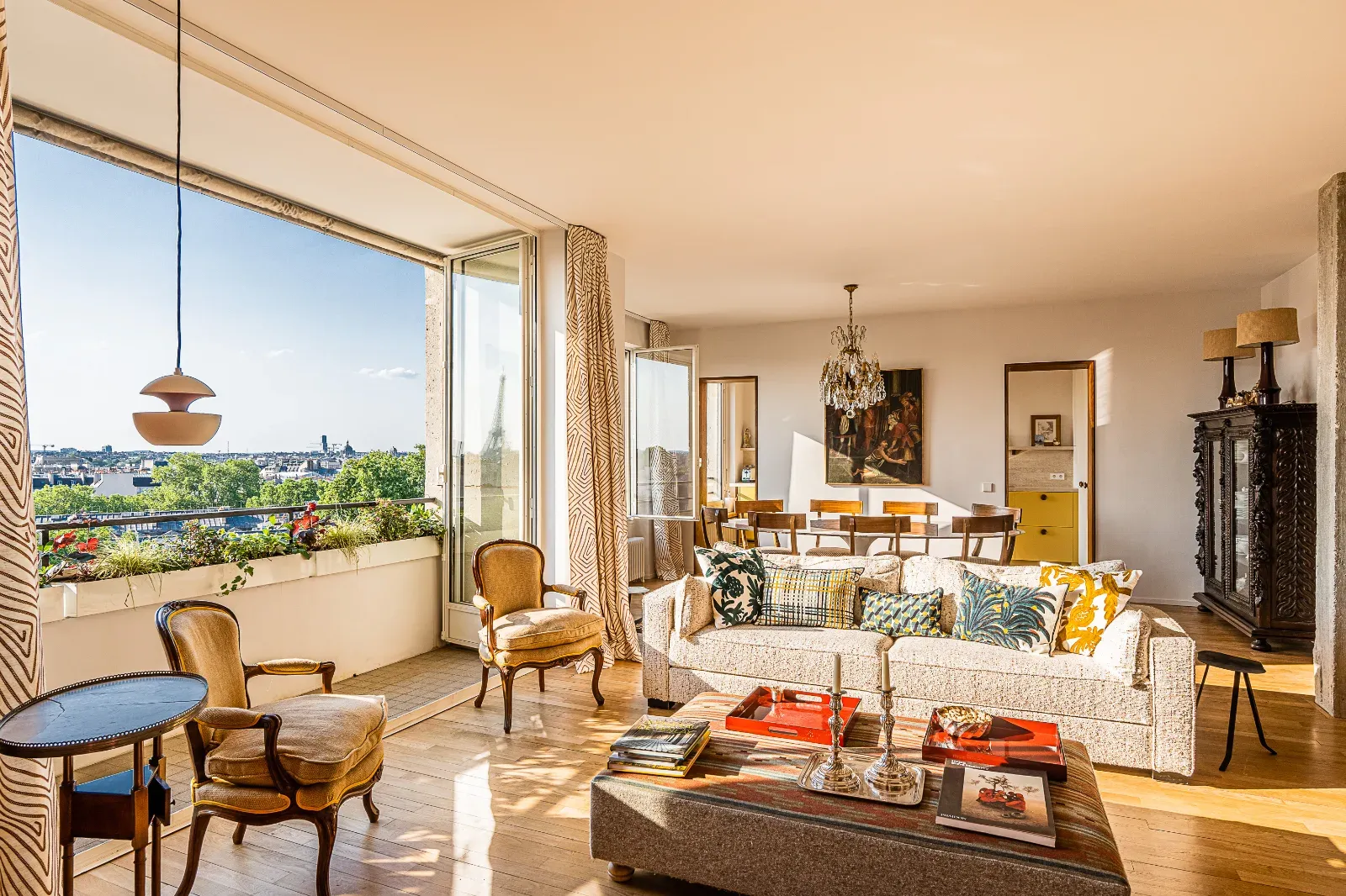 Appartement Parisien Panoramique avec Toit-Terrasse à Saint-Germain-des-Prés