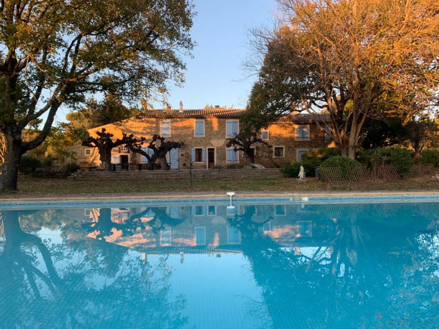 Mas des Graviers, vineyard with old stone farmhouse