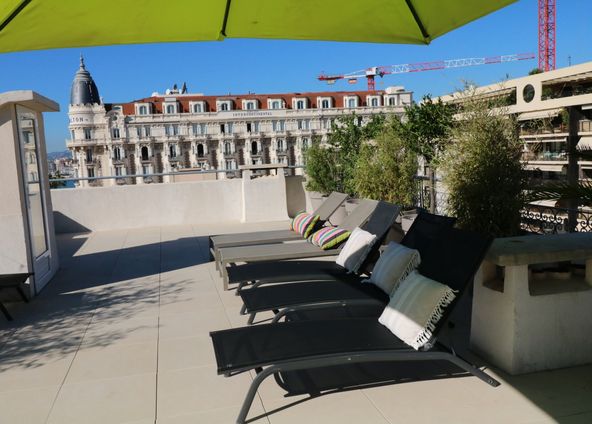 Top floor 100 sqm terrace over a 3 bedroom in Cannes center