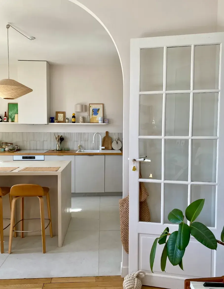 Appartement de 85 m² rénové avec intérieur design à Saint-Ouen