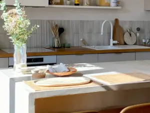 Appartement de 85 m² rénové avec intérieur design à Saint-Ouen