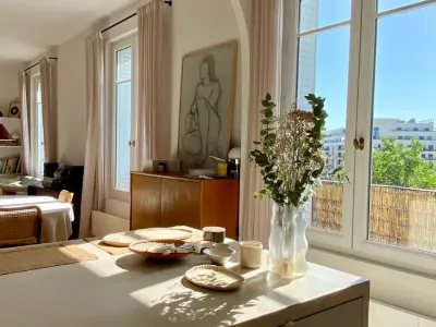 Renovated 85 m² Flat with Designer Interior in Saint-Ouen