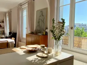Appartement de 85 m² rénové avec intérieur design à Saint-Ouen