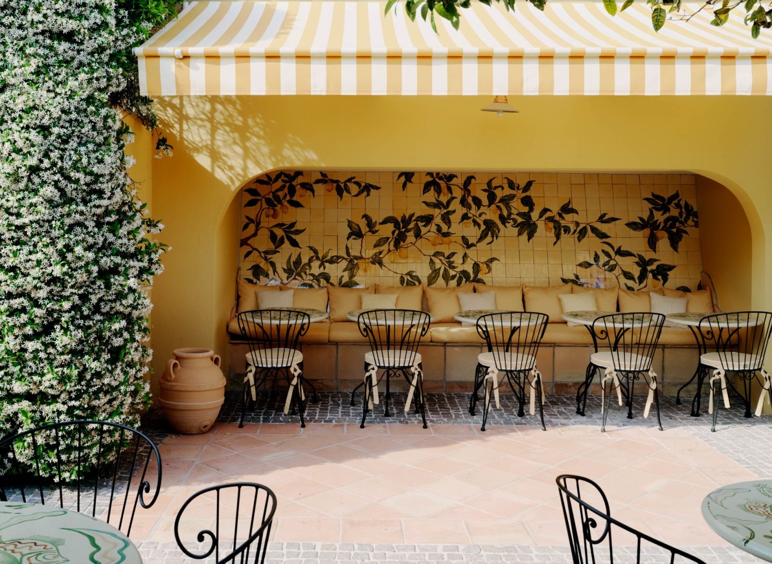 Restaurant with a Mediterranean garden