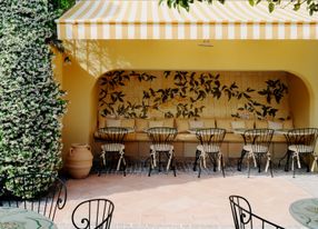 Restaurant with a Mediterranean garden