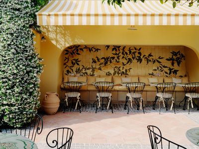 Restaurant with a Mediterranean garden
