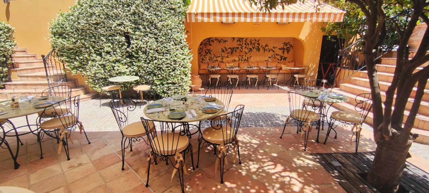 Restaurant with a Mediterranean garden