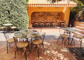 Restaurant with a Mediterranean garden