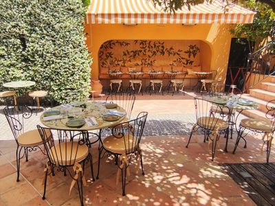 Restaurant with a Mediterranean garden