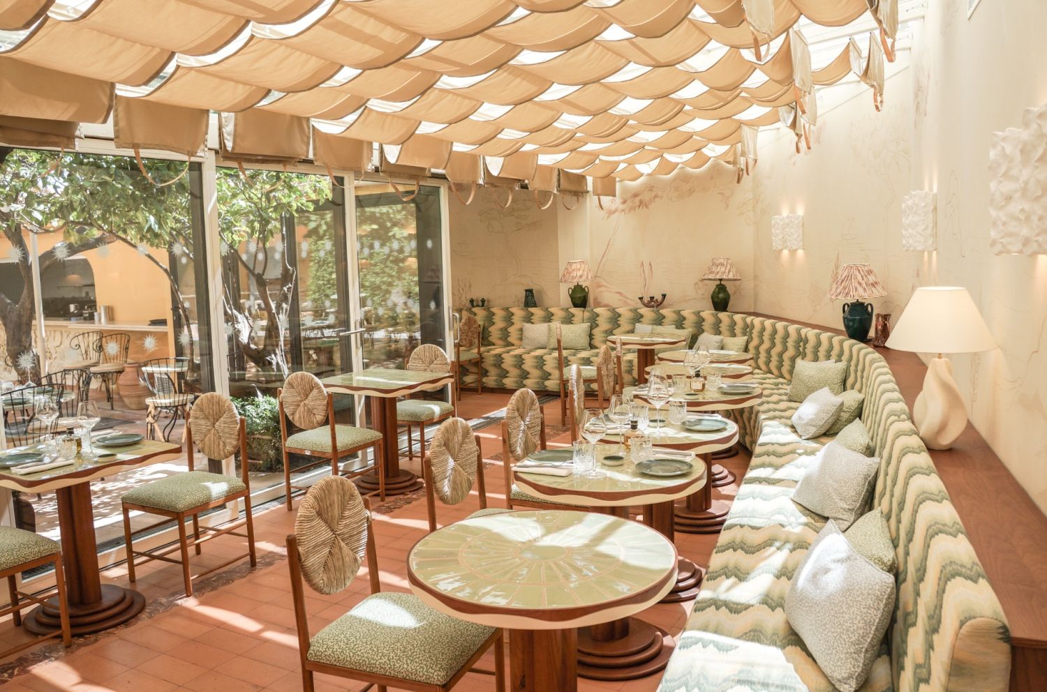 Restaurant with a Mediterranean garden
