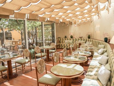 Restaurant with a Mediterranean garden