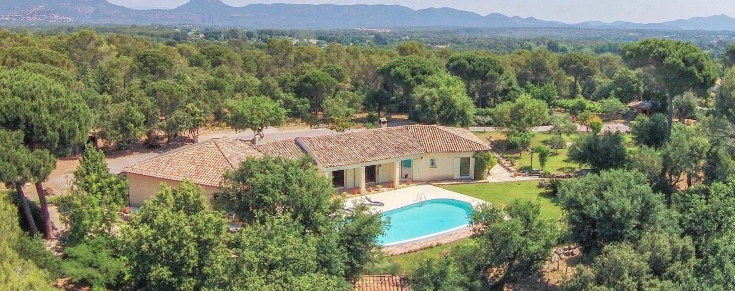 Provencal farmhouse with swimming pool and patio