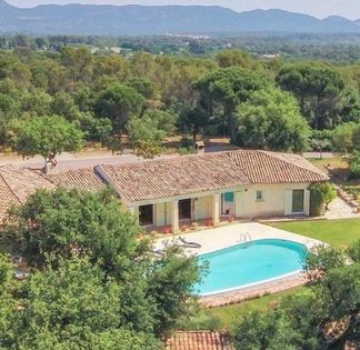 Provencal farmhouse with swimming pool and patio