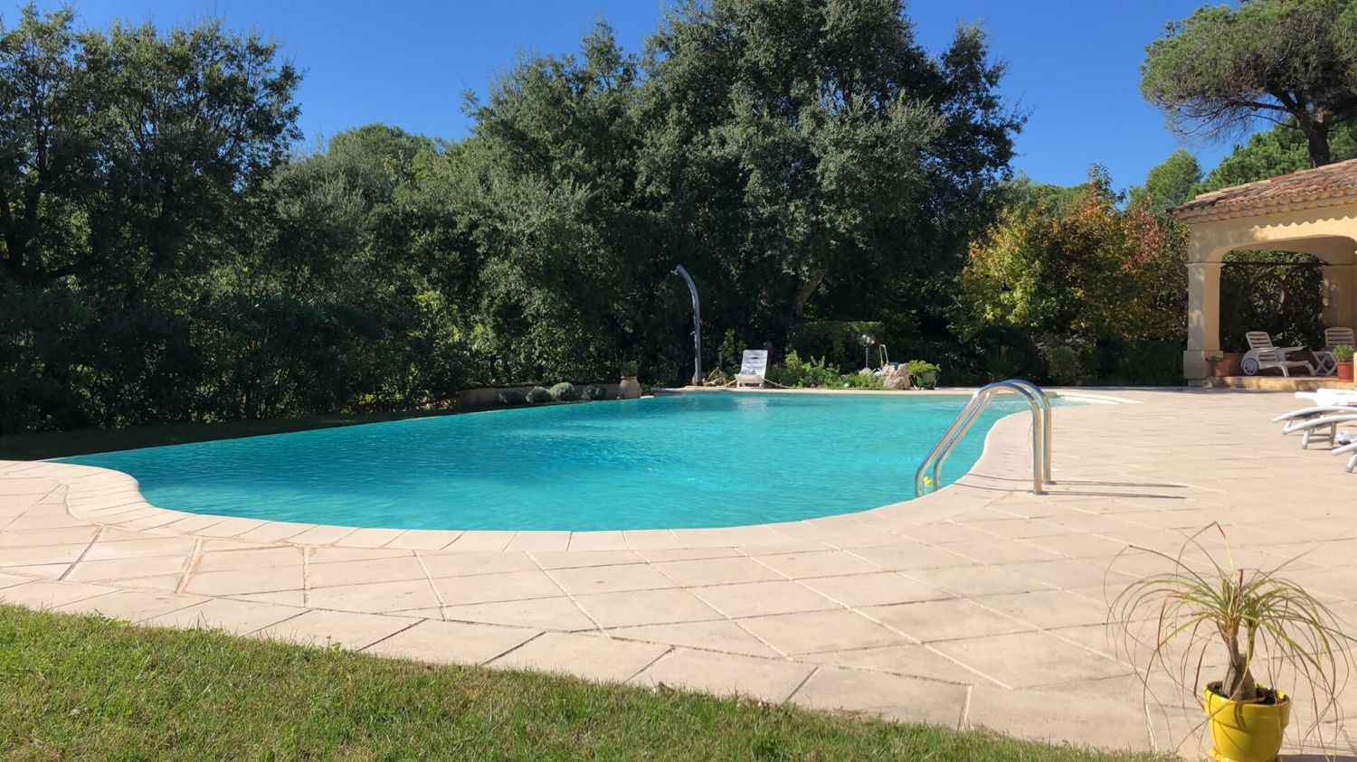 Provencal farmhouse with swimming pool and patio