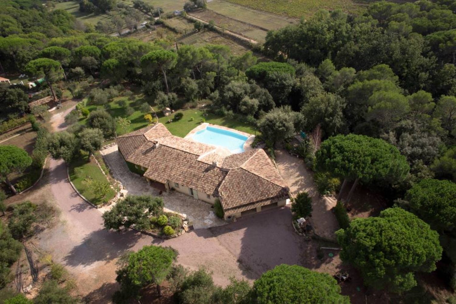Provencal farmhouse with swimming pool and patio
