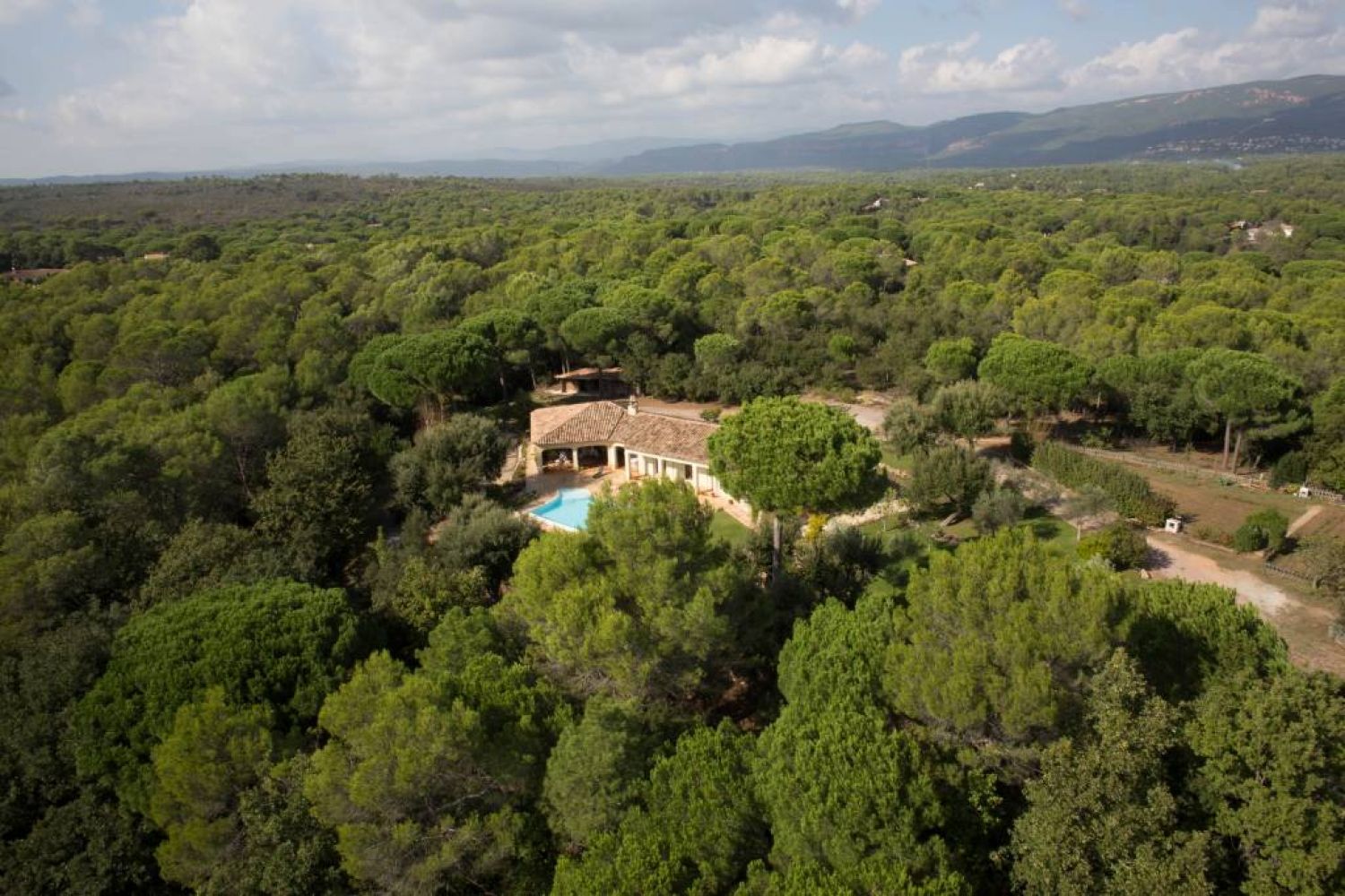 Provencal farmhouse with swimming pool and patio