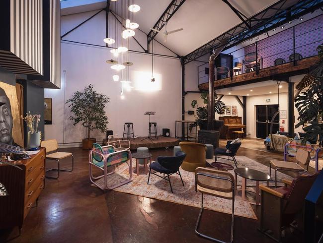 Performing Arts Immersive Venue for Seminars in Argenteuil