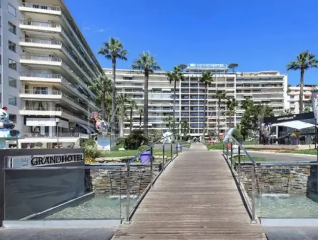 Appartement moderne avec vue sur la ville et les montagnes à Cannes