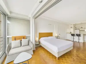 Appartement moderne avec vue sur la ville et les montagnes à Cannes