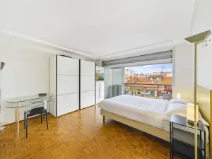Appartement moderne avec vue sur la ville et les montagnes à Cannes