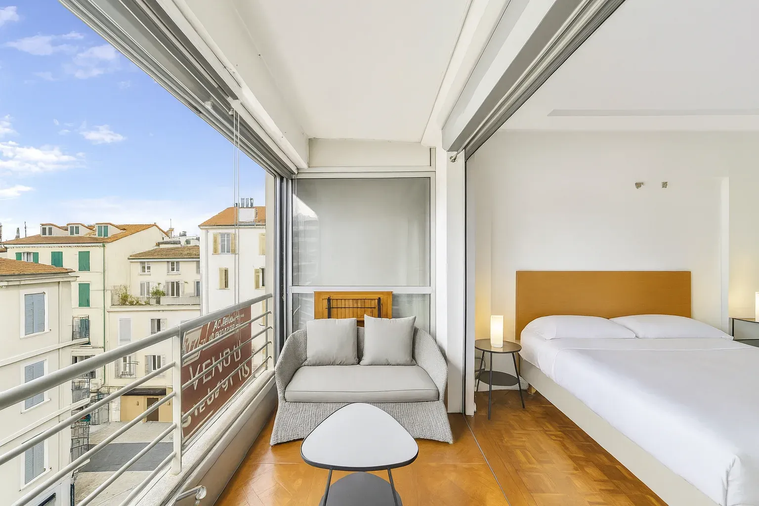 Appartement moderne avec vue sur la ville et les montagnes à Cannes