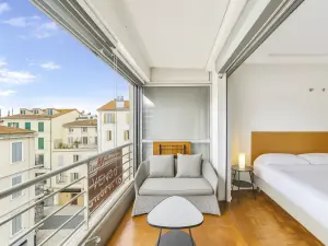 Appartement moderne avec vue sur la ville et les montagnes à Cannes