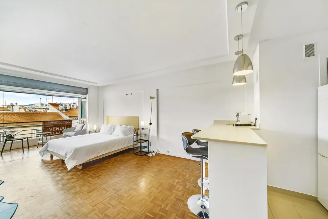 Appartement moderne avec vue sur la ville et les montagnes à Cannes