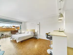 Appartement moderne avec vue sur la ville et les montagnes à Cannes