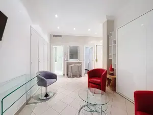 Charming 1-Room Apartment on the Croisette for Side Events