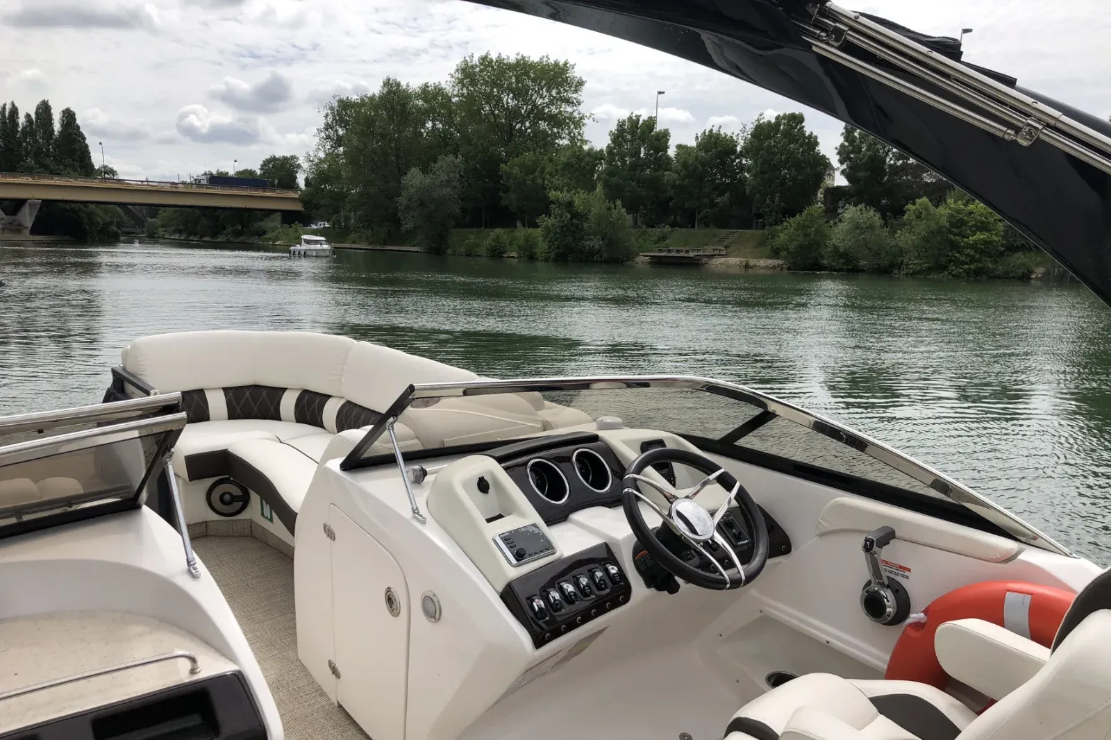 Private Boat Cruise on the Seine: Romantic Escape in Paris