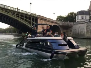 Croisière Privée sur la Seine : Évasion Romantique à Paris