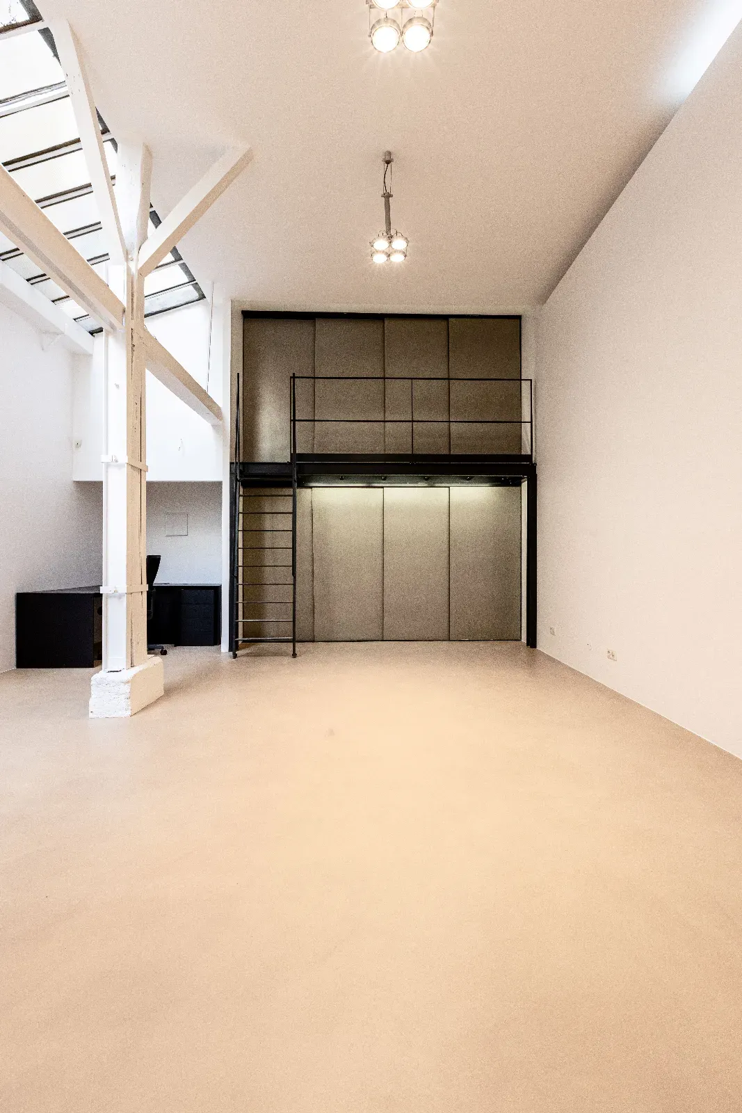 Intimate Courtyard Space for Product Launches in Paris