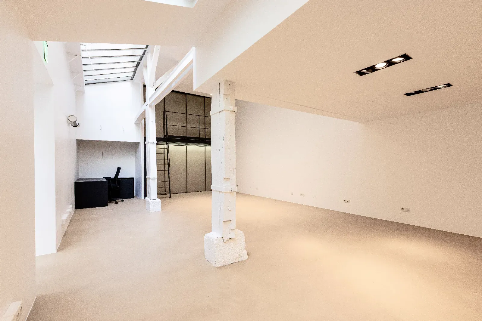 Intimate Courtyard Space for Product Launches in Paris